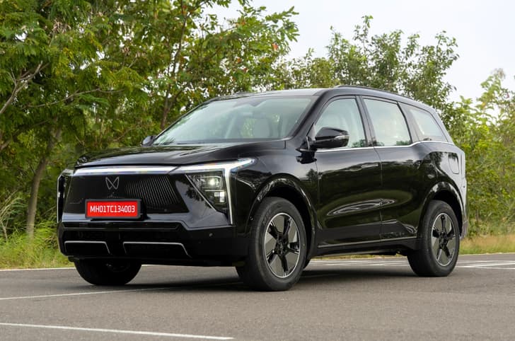 Mahindra XEV 9s midnight black front left side