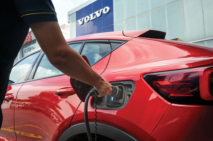 Volvo C40 Recharge V/S The Elements