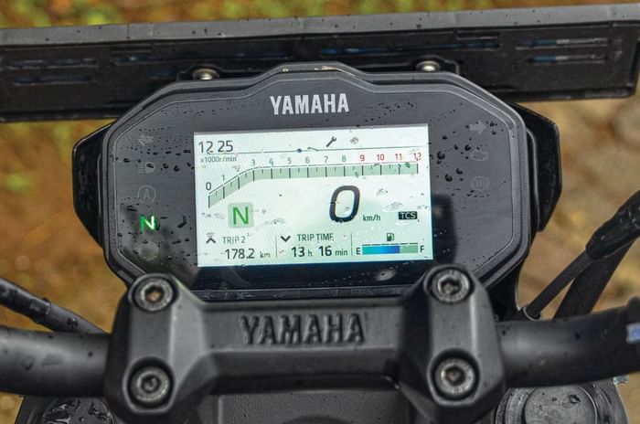 Yamaha FZ S?Fi Hybrid: Top 3 reasons to buy and 2 to skip Yamaha FZ S?Fi Hybrid: Top 3 reasons to buy and 2 to skip