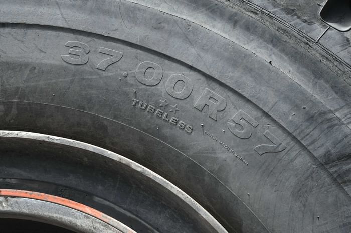 Driving a hybrid V16 mine truck: How to move a mountain