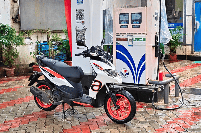 Aprilia SR 175 fuel economy tested and explained Aprilia SR 175 at petrol pump