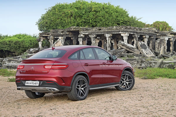 Mercedes GLE 450 AMG Coupe vs RC airplane