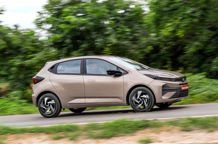 Tata-Altroz-side-tracking