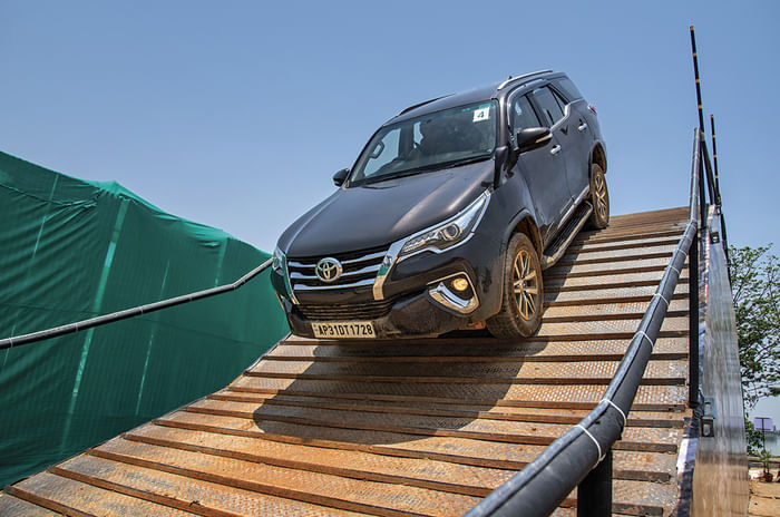 Toyota Fortuner off-road camp 2018