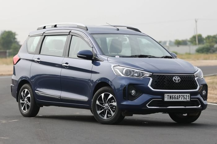 Toyota Rumion front right side