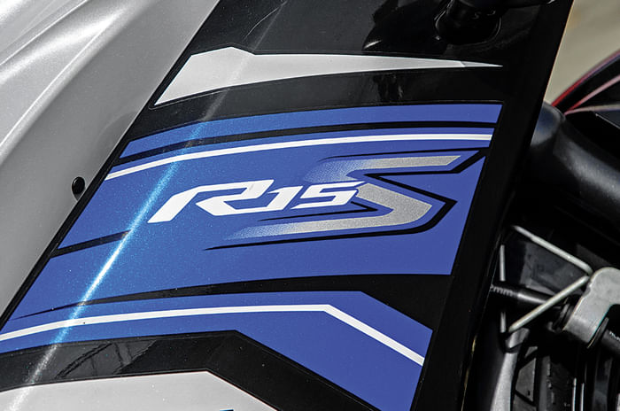 Choosing between the Bajaj Pulsar 180F and the Yamaha R15S Choosing between the Bajaj Pulsar 180F and the Yamaha R15S