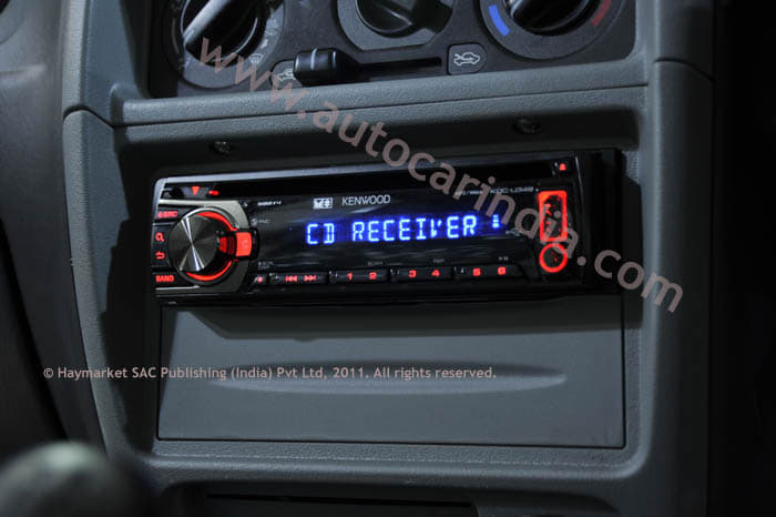 Alto 800cc Xplore Single-DIN music system