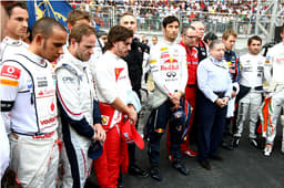 Drivers and Formula 1 personnel observed a minute&#8217;s silence in honour of Dan Wheldon and Marco Simoncelli.