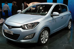 The refreshed i20 gets a light dose of Hyundai’s latest fluidic sculpture design language. 