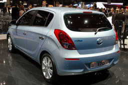 Styling changes to the rear include a new bumper and re-profiled tail lamps. 