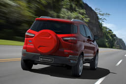 The roof gets chrome rails and the rear side windows have the familiar Ford upwards kink in the window line.