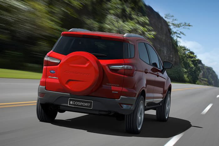 The roof gets chrome rails and the rear side windows have the familiar Ford upwards kink in the window line.