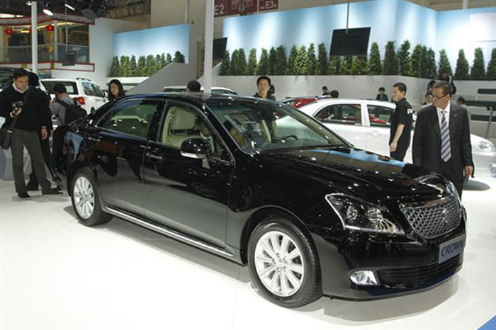 The Toyota Crown, a joint venture between FAW and Toyota, has been given a mid-life facelift.
