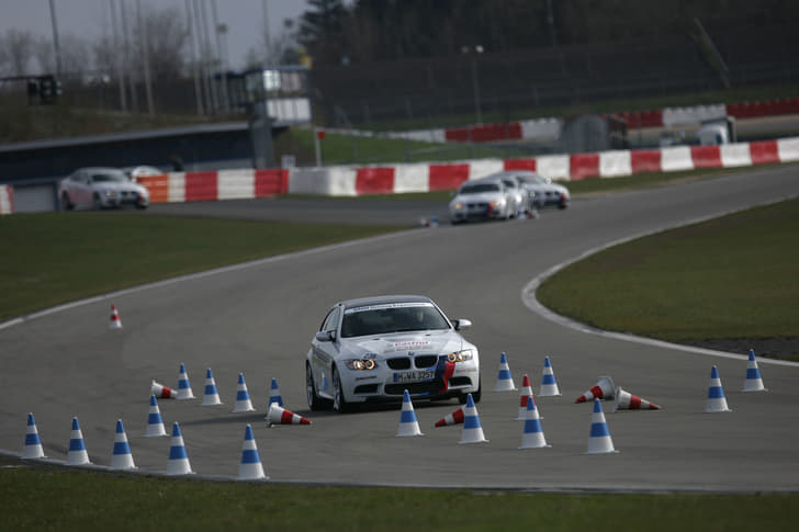 The emergency lane change manoeuvre  