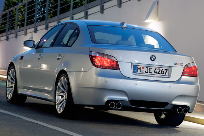 With its performance figures, the fourth-generation BMW M5 once again set the benchmark in the segment of powerful sports saloons, a niche which the first BMW M5 carved for itself back in 1984.