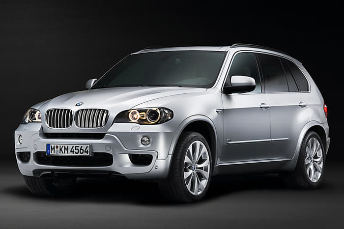 The new BMW X5 4.8i M Sport comes equipped with 19-inch V-spoke M light alloy wheels, sports suspension, M aerodynamic body styling, sports seats, matt aluminium surround to the side window frames, high-gloss shadowline roof rails, anthracite headlining and M leather steering wheel.