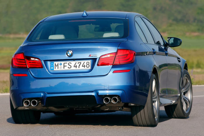 The instantaneous power delivery and sustained thrust familiar from M cars are the key to acceleration of 0 - 100kph in 4.4 seconds and 0 - 200kph in 13 seconds.