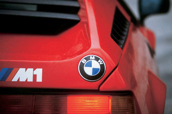 It employed a twin-cam M88/1 3.5 L 6-cylinder engine.