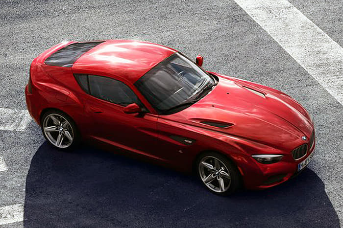 The contoured bonnet builds on with sweeping lines and taut surfaces. A pair of air intakes integrated into the bonnet send extra supplies of air into the engine compartment and highlight the presence of the high-performance engine beneath. 