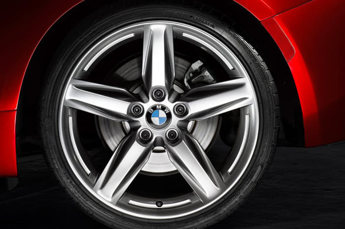 The 19-inch light-alloy wheels in classically sporty five-spoke design have a hint of propeller about them.