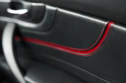 Additional elements fitted by hand, such as horizontal lines in the instrument panel and doors, heighten the interior's sense of sporting elegance. 