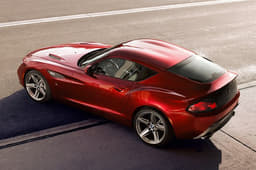 The long, sweeping bonnet sends the greenhouse a long way back towards the rear and the car's visual focus is therefore also pulled rearwards.