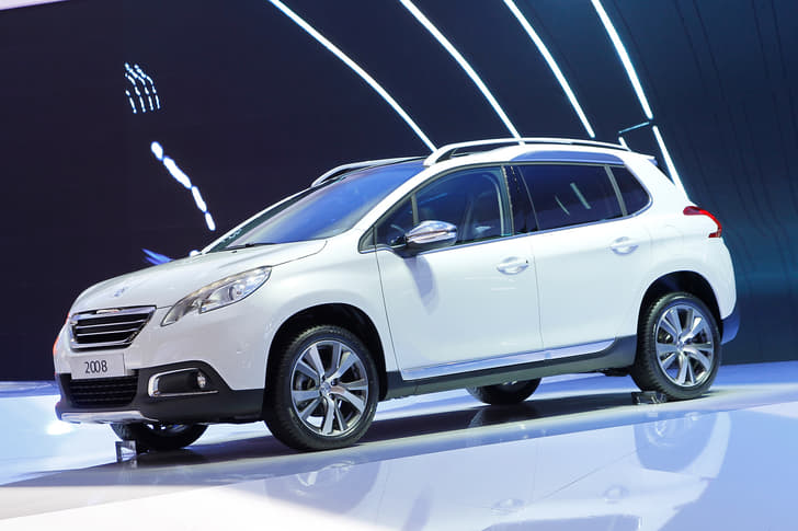 Peugeot's 2008 Nissan Juke rival is premiered, alongside a HybridAir version