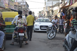 Traffic got worse as we entered Agra