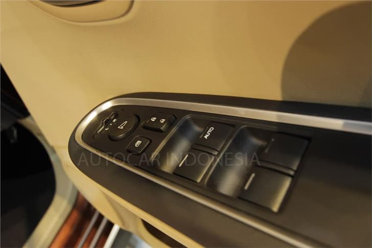 Honda Mobilio MPV photo gallery