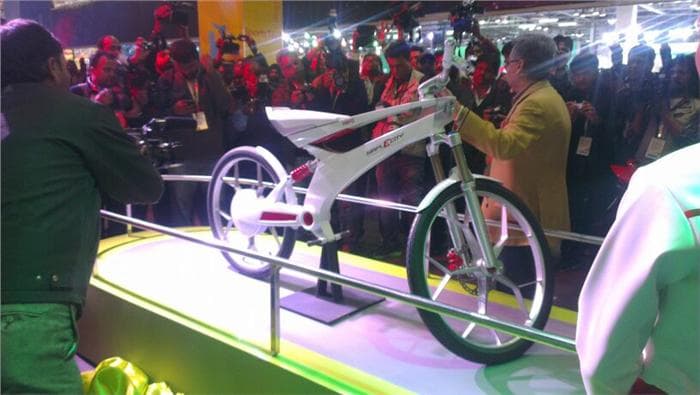 Hero displayed the SimplEcity, an electric motorcycle designed for urban commuting.