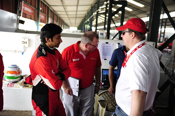 Narain Karthikeyan in discussion with Anthony 'Boyo' Hieatt.