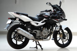 New Bajaj Pulsar 220 photo gallery