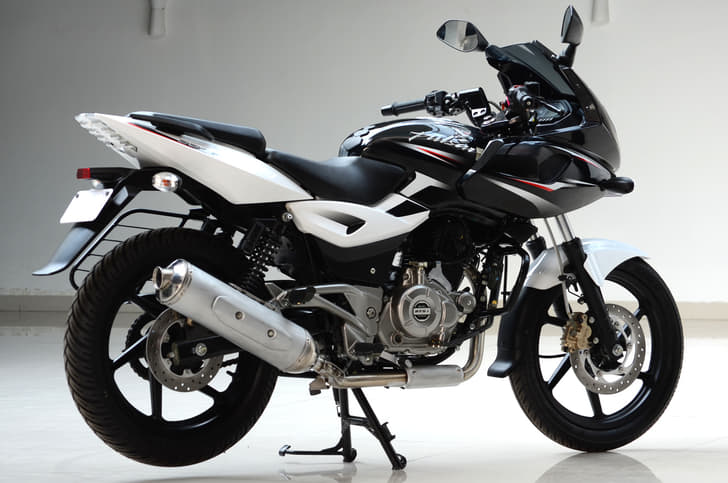 New Bajaj Pulsar 220 photo gallery