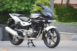 New Bajaj Pulsar 220 photo gallery