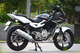 New Bajaj Pulsar 220 photo gallery