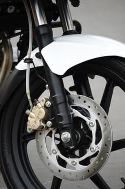 The 260mm front disc offers good braking power.