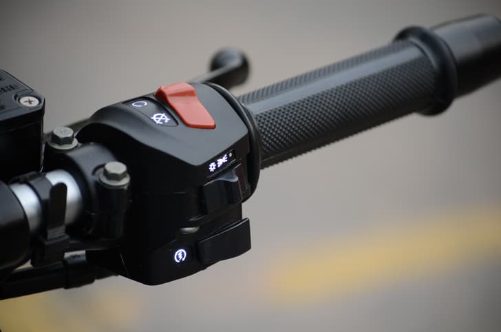 New Bajaj Pulsar 220 photo gallery