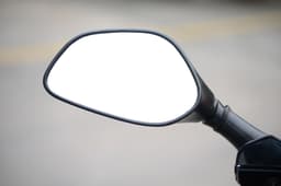  The rear view mirrors mounted on the fairing look smart. 