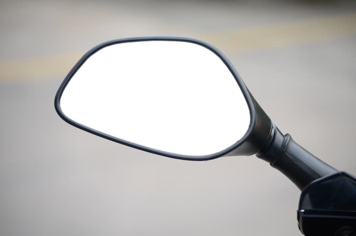  The rear view mirrors mounted on the fairing look smart. 