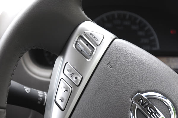 Nissan Sunny facelift photo gallery