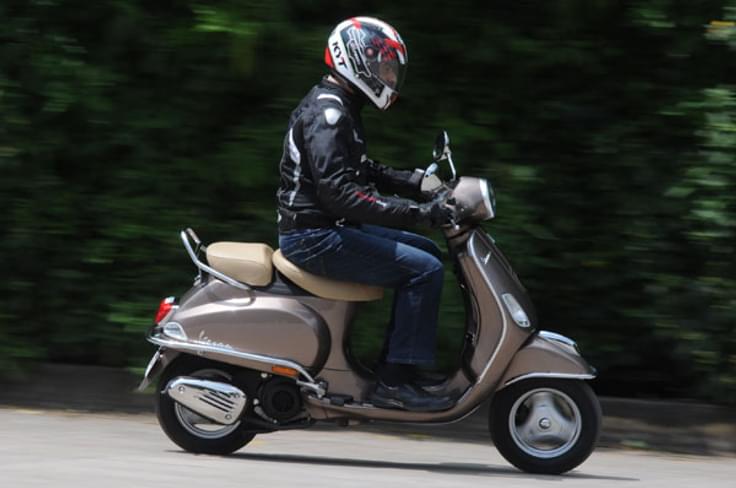 Comfortable seat and upright posture make Vespa a pleasure to ride. Comfortable seat and upright posture make Vespa a pleasure to ride.