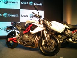 Benelli TNT 899.