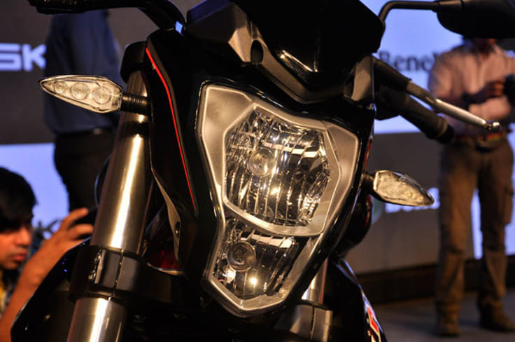 Benelli TNT302 gets dual front headlight as seen here. Benelli TNT302 gets dual front headlight as seen here.