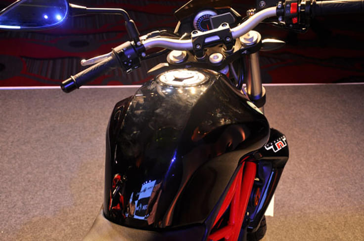 The Benelli TNT302 has a 16-litre fuel tank capacity. The Benelli TNT302 has a 16-litre fuel tank capacity.