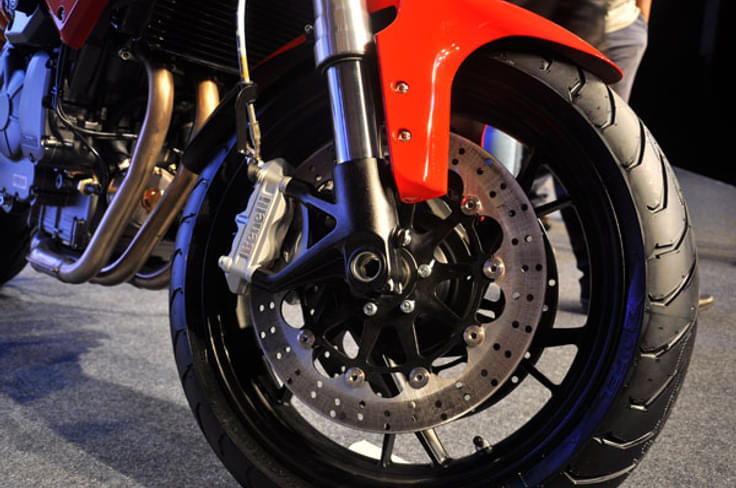 Dual front disc brakes with USD front suspension. Dual front disc brakes with USD front suspension.