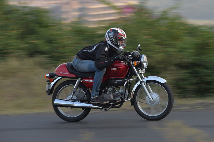 The Hero Splendor PRO Classic produces 8.2bhp of power at 8000rpm and maximum torque of 0.82kgm is produced at 5000rpm.