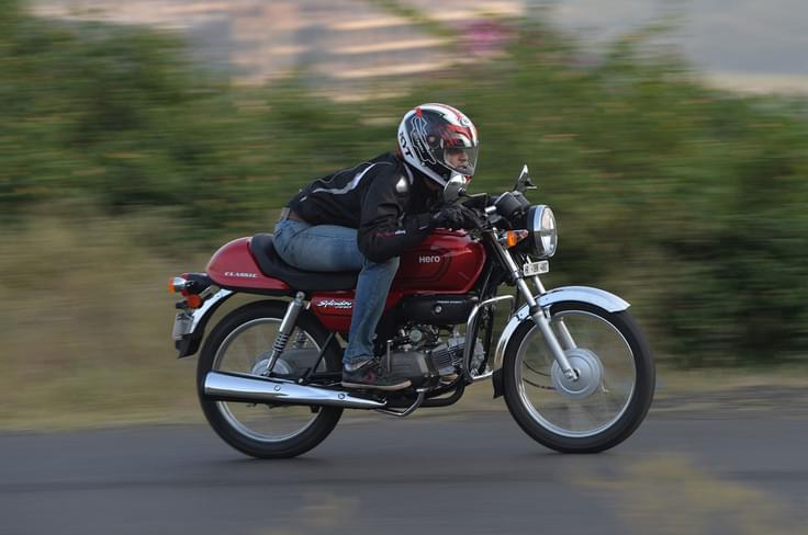 The Hero Splendor PRO Classic produces 8.2bhp of power at 8000rpm and maximum torque of 0.82kgm is produced at 5000rpm. The Hero Splendor PRO Classic produces 8.2bhp of power at 8000rpm and maximum torque of 0.82kgm is produced at 5000rpm.