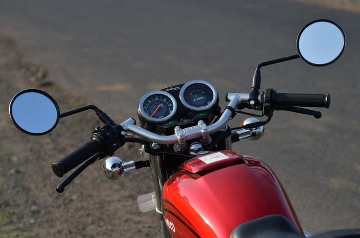 Analogue display has a side-stand engage light. M-type handlebar often used for café racer styling. Analogue display has a side-stand engage light. M-type handlebar often used for café racer styling.
