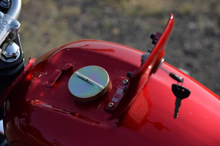 The café racer can store 11 litres of fuel, operating system is not the most practical. The café racer can store 11 litres of fuel, operating system is not the most practical.