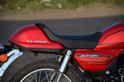 Comfortable single saddle on the Splendor PRO Classic is long enough for one to change their position from a sporty stride, to a more comfortable commuter position.